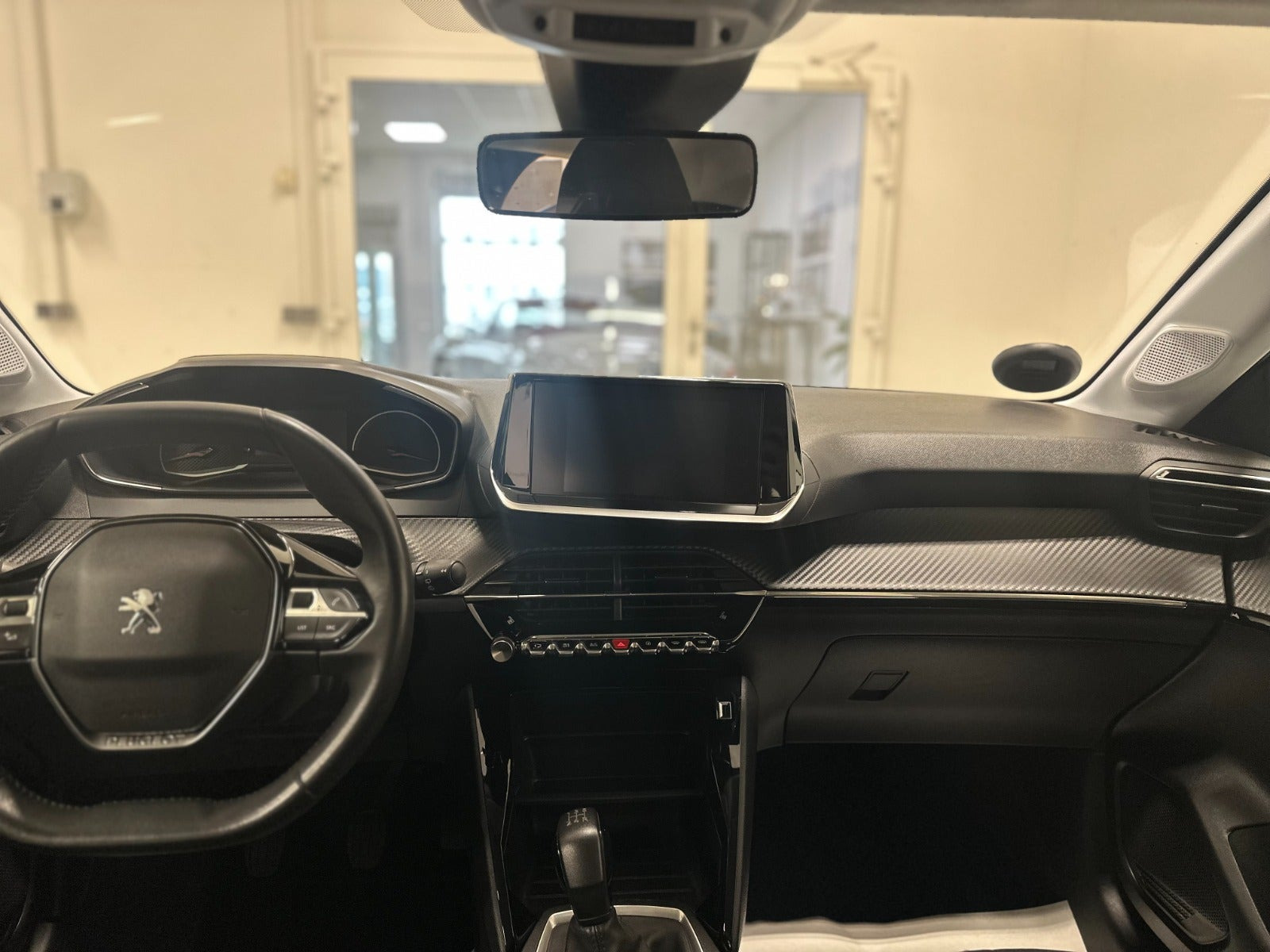 Grå Peugeot 208 fra 2022