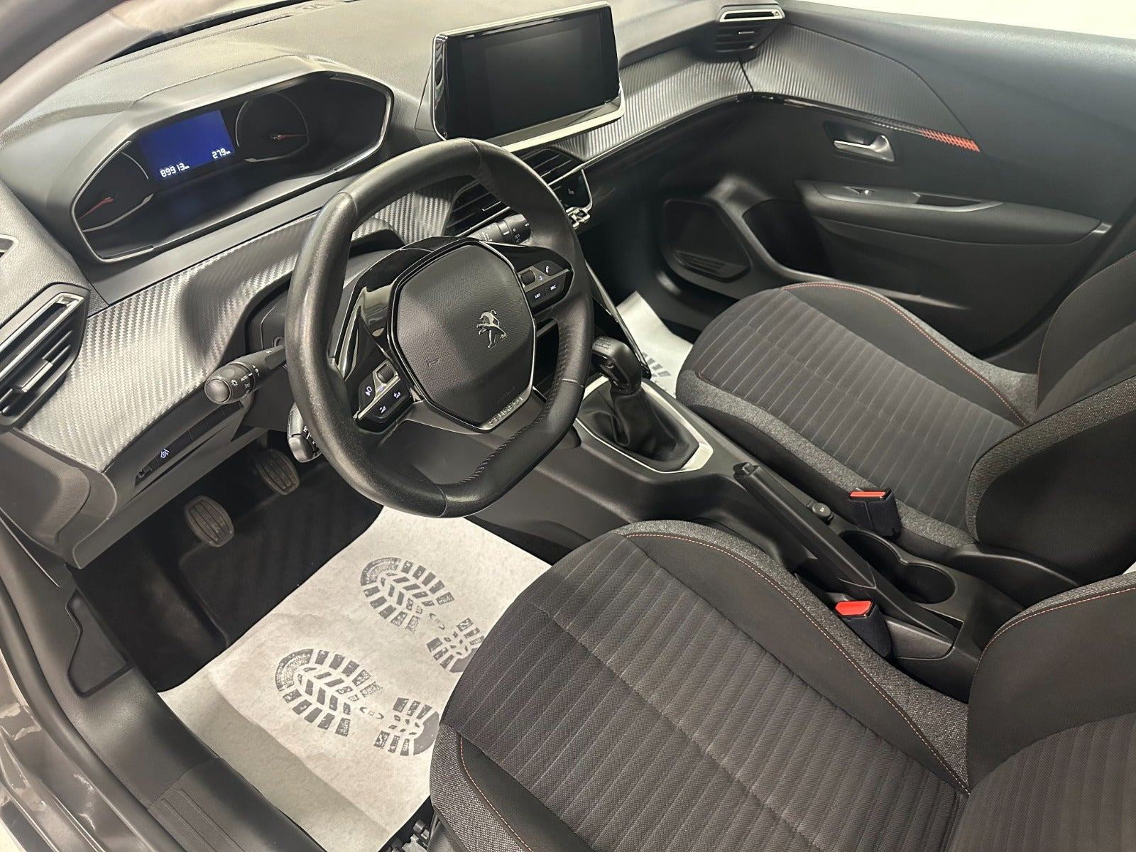 Grå Peugeot 208 fra 2022