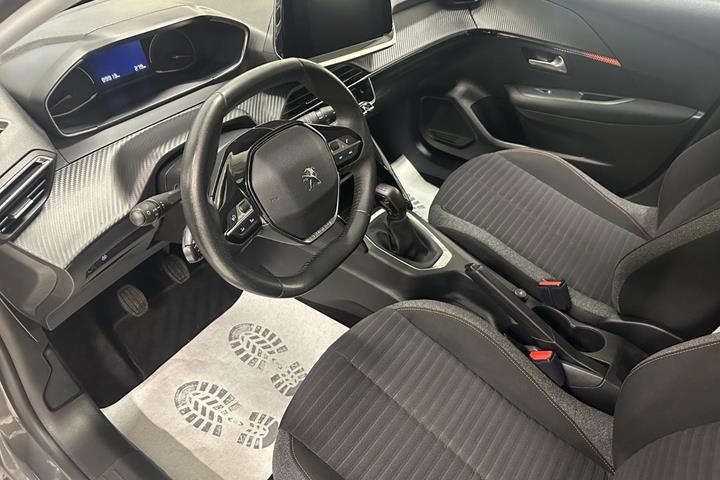 Grå Peugeot 208 fra 2022