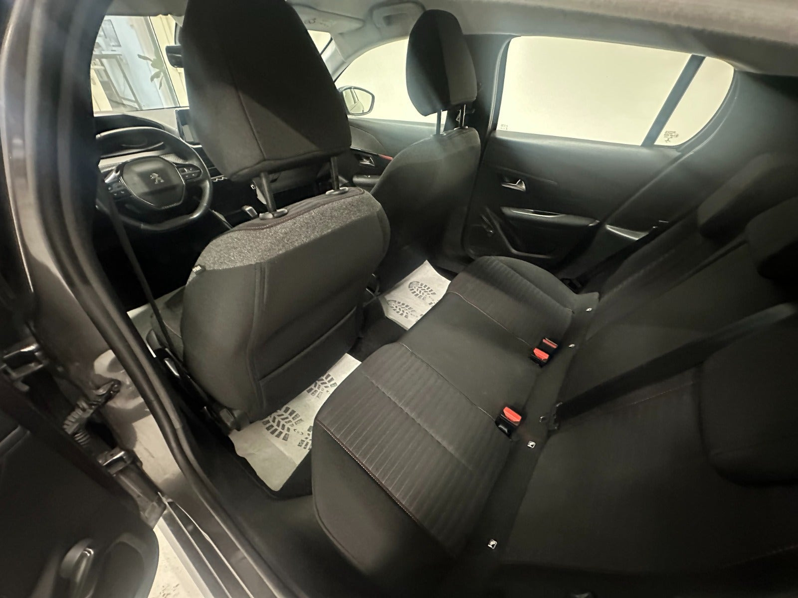 Grå Peugeot 208 fra 2022
