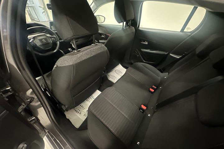 Grå Peugeot 208 fra 2022