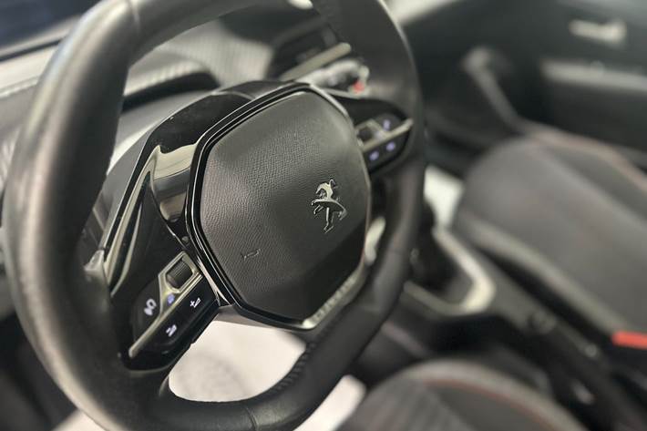 Grå Peugeot 208 fra 2022