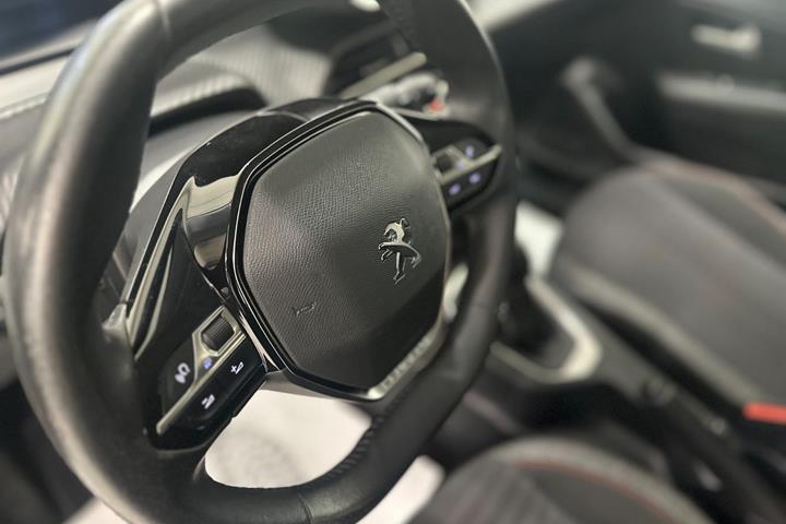 Grå Peugeot 208 fra 2022