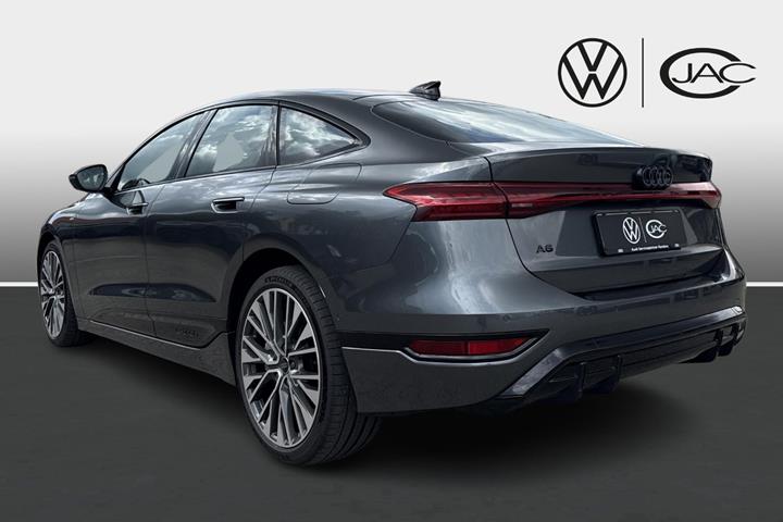 Grå Audi A6 e-tron fra 2025
