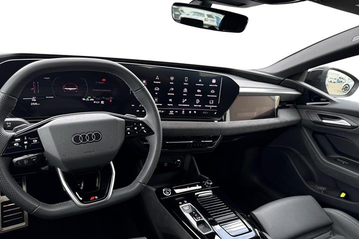Grå Audi A6 e-tron fra 2025