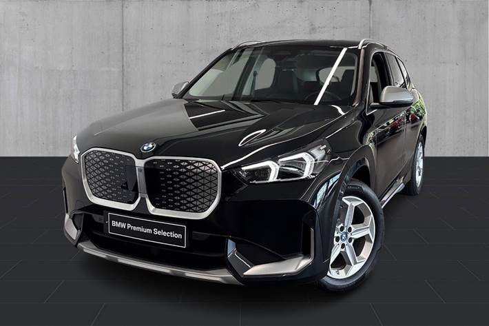 Sort BMW iX1 fra 2023 set udefra