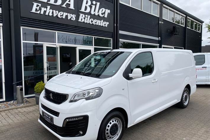 Hvid Peugeot Expert fra 2021 set udefra