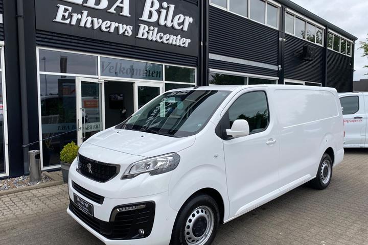 Hvid Peugeot Expert fra 2021 set udefra