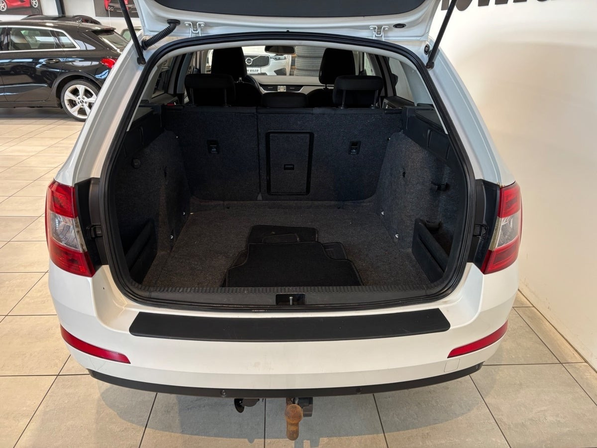 Hvid Skoda Octavia fra 2014