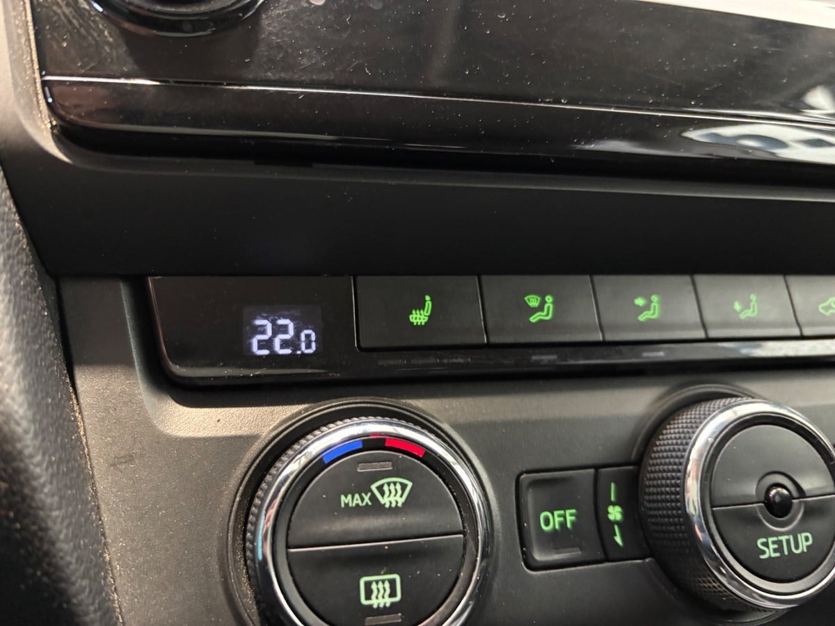Hvid Skoda Octavia fra 2014
