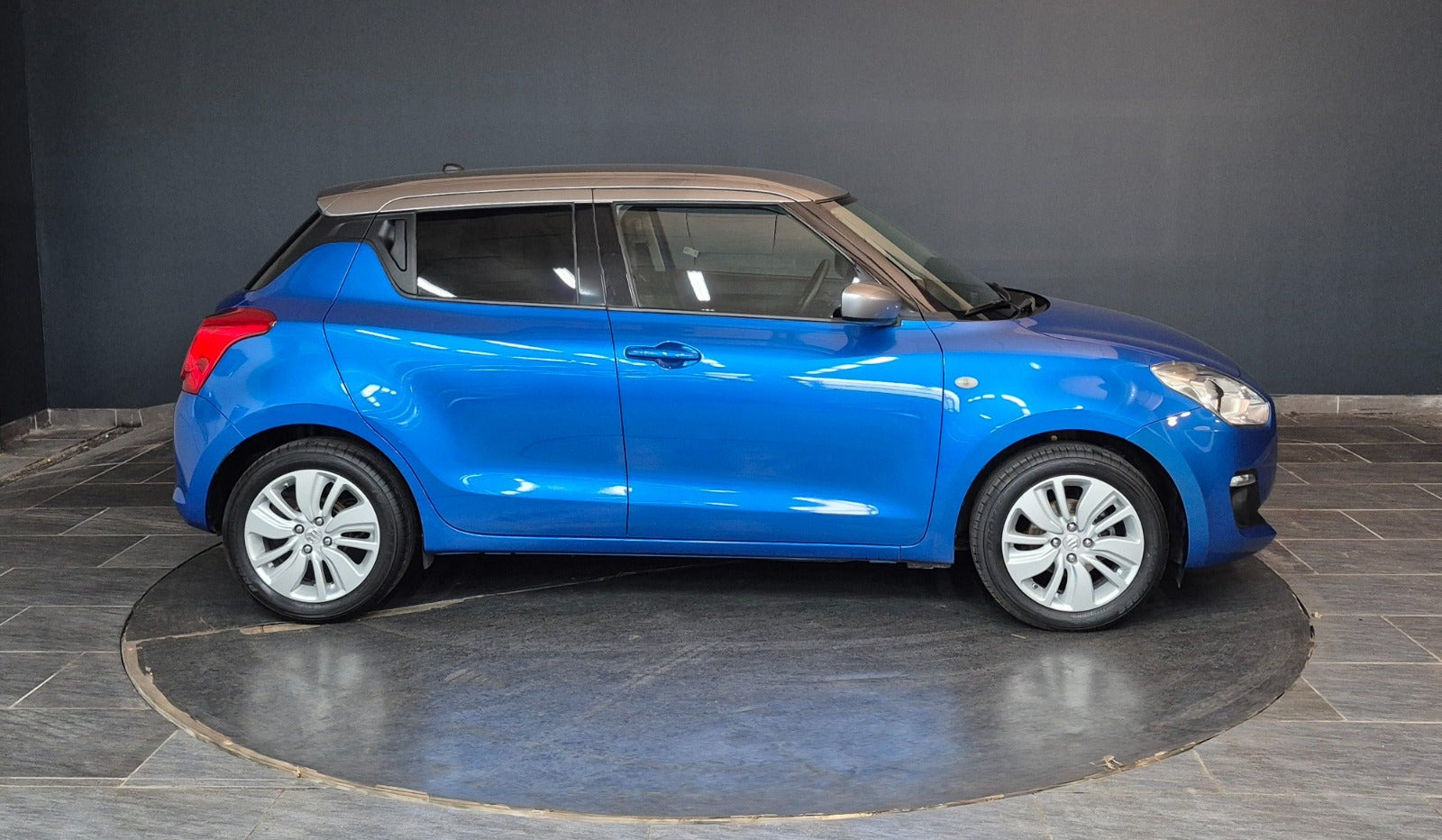 Blå Suzuki Swift fra 2019