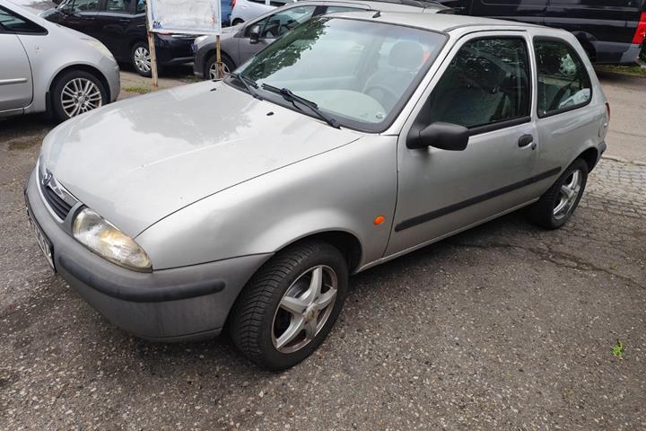 undefined Mazda 121 fra 1999 set udefra