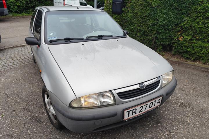 undefined Mazda 121 fra 1999 set udefra