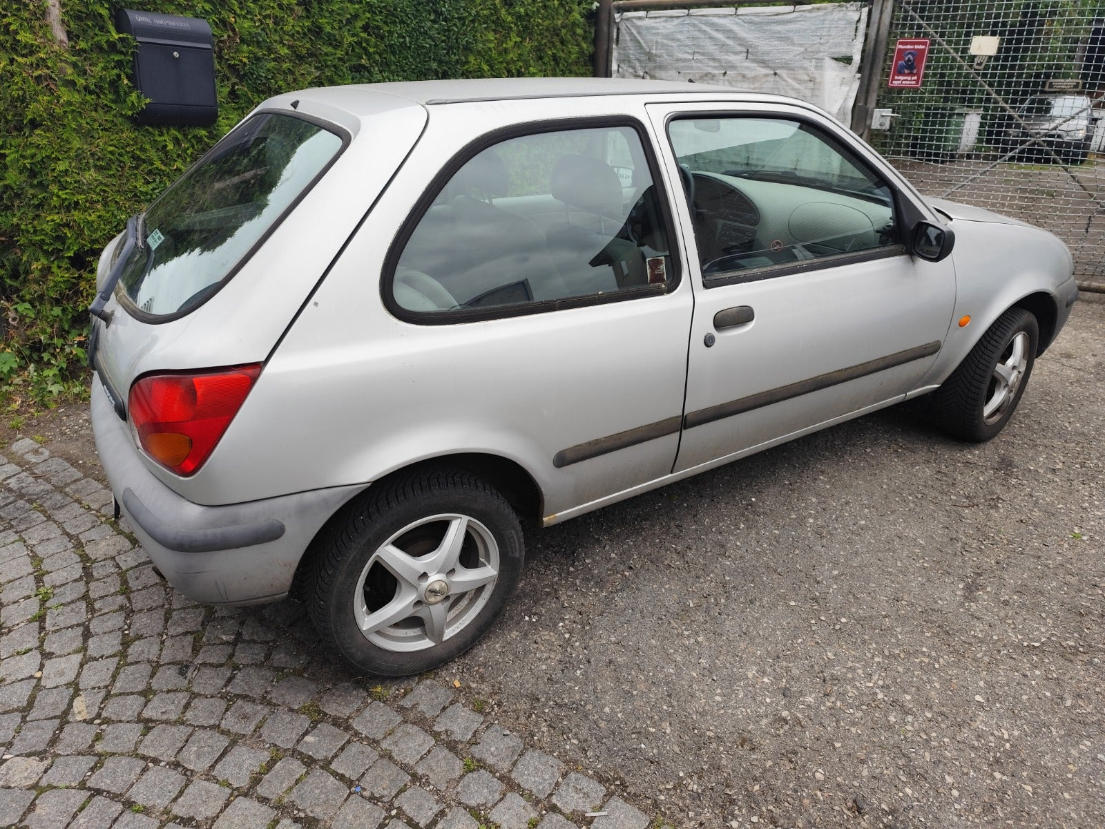 undefined Mazda 121 fra 1999 set udefra