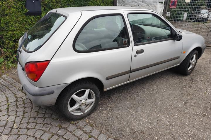 undefined Mazda 121 fra 1999 set udefra