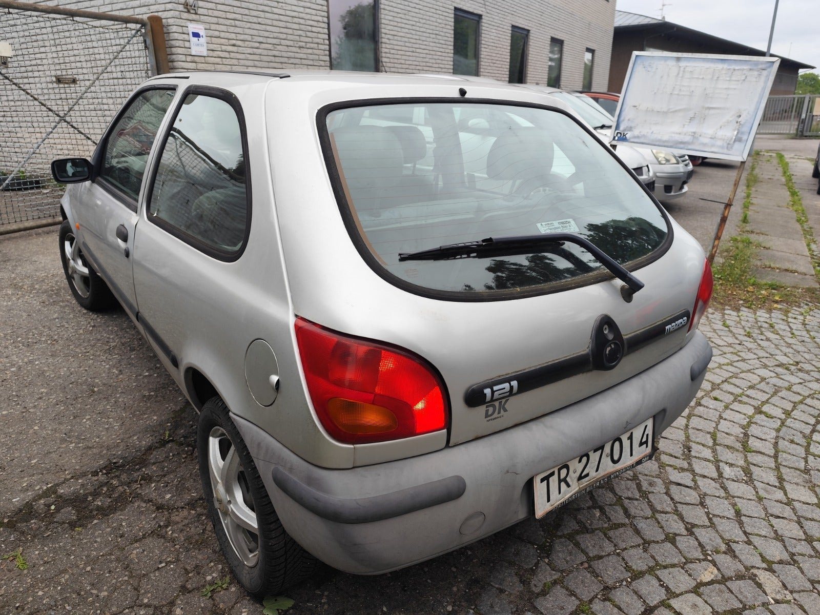 undefined Mazda 121 fra 1999 set udefra