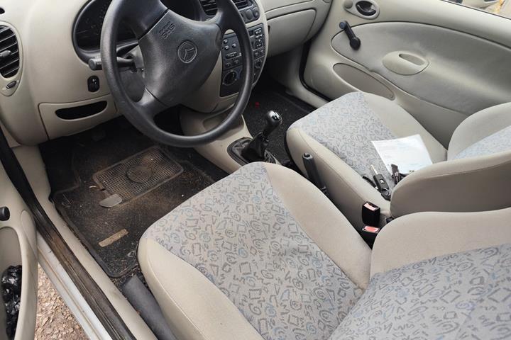 undefined Mazda 121 fra 1999 set indefra