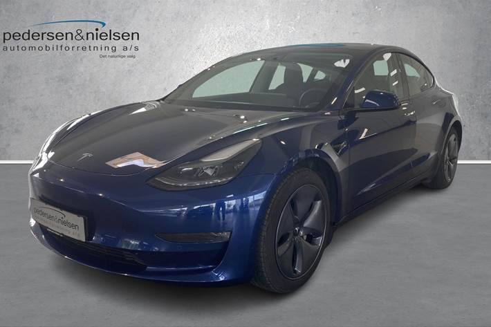 Blå Tesla Model 3 fra 2021