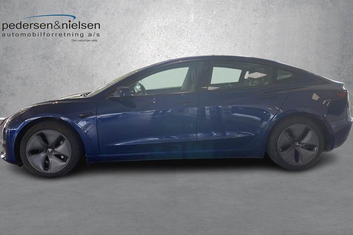 Blå Tesla Model 3 fra 2021