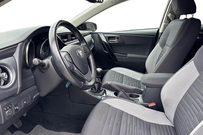 Grå Toyota Auris fra 2017