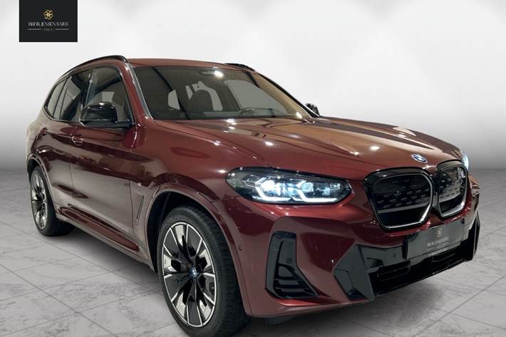 Rød BMW iX3 fra 2023 set udefra
