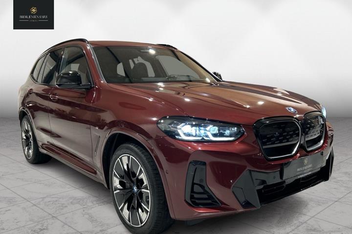 Rød BMW iX3 fra 2023 set udefra