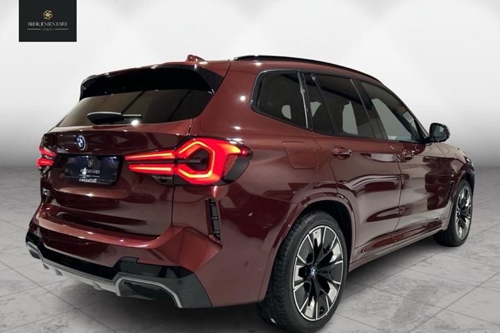 Rød BMW iX3 fra 2023