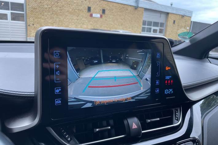 Hvid Toyota C-HR fra 2019