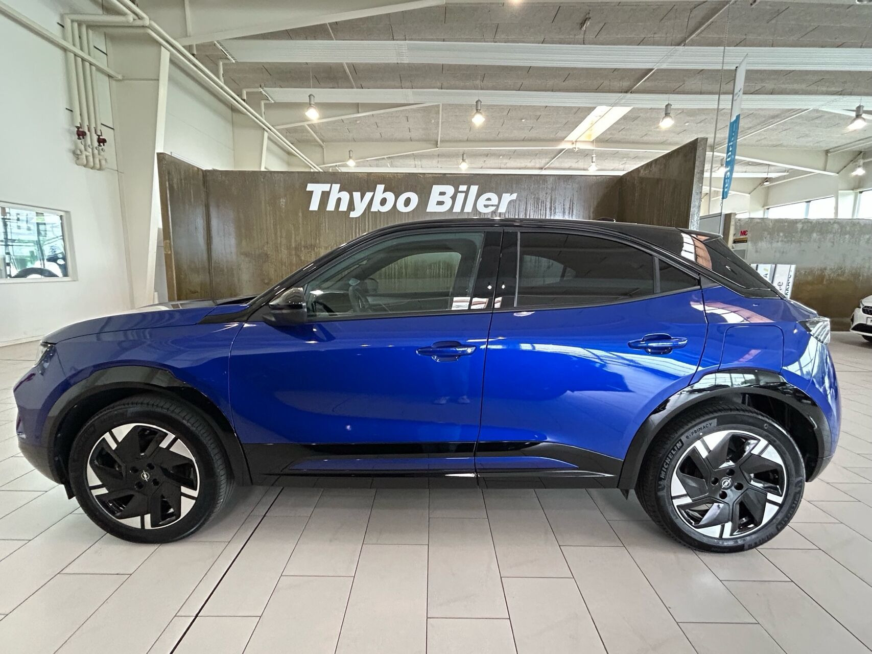Blå Opel Mokka-e fra 2025