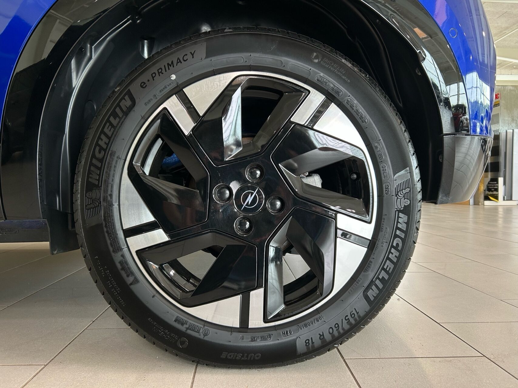 Blå Opel Mokka-e fra 2025