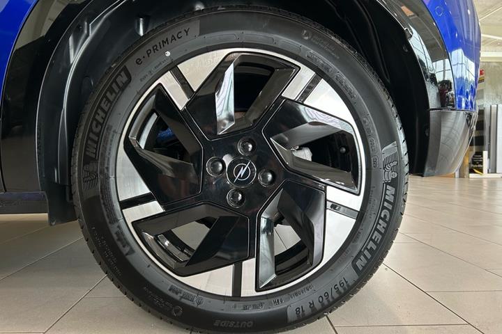 Blå Opel Mokka-e fra 2025