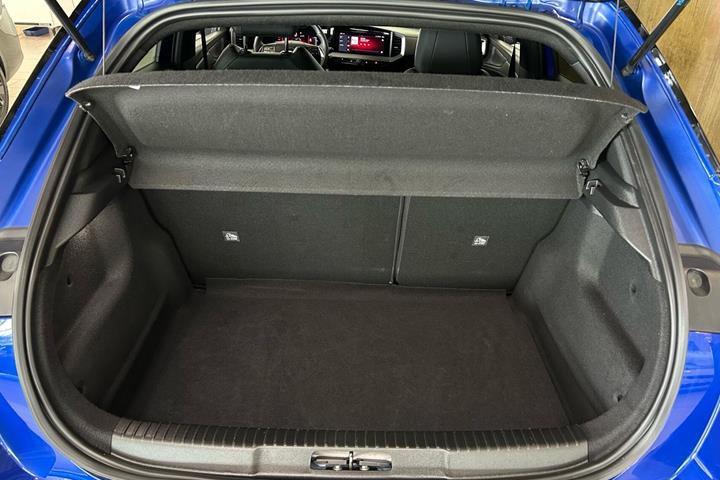 Blå Opel Mokka-e fra 2025