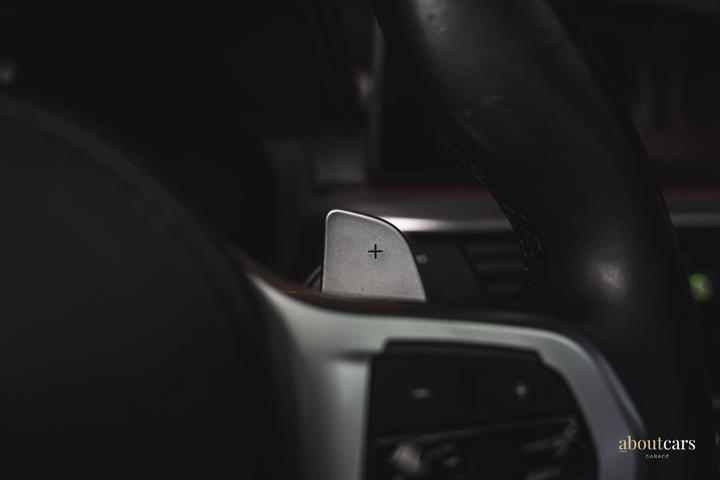 Sort BMW 530e fra 2021