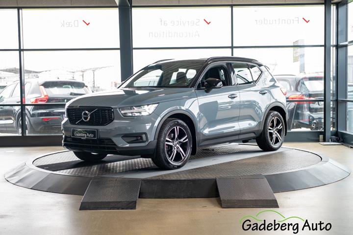 Blå Volvo XC40 fra 2020 set udefra