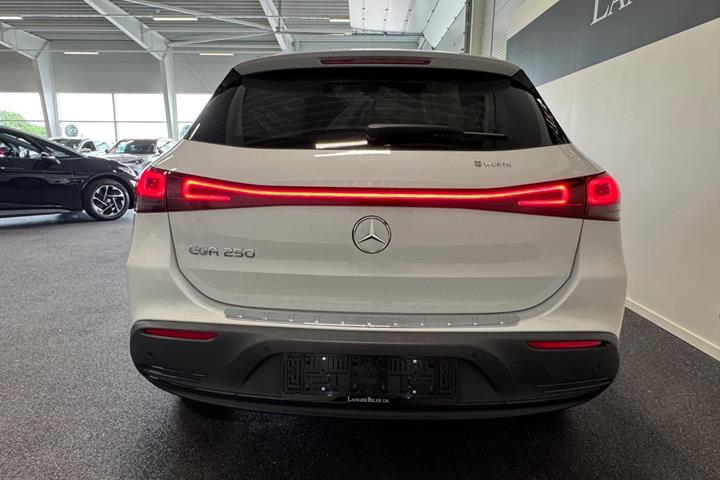 Hvid Mercedes EQA250 fra 2023