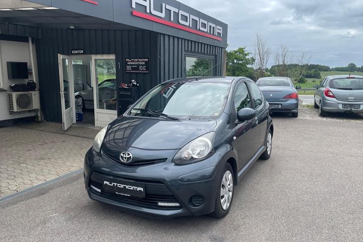 Grå Toyota Aygo fra 2012 set udefra