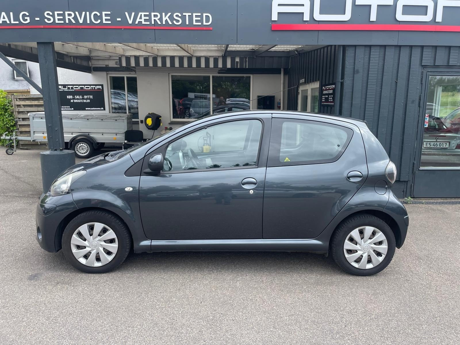 Grå Toyota Aygo fra 2012