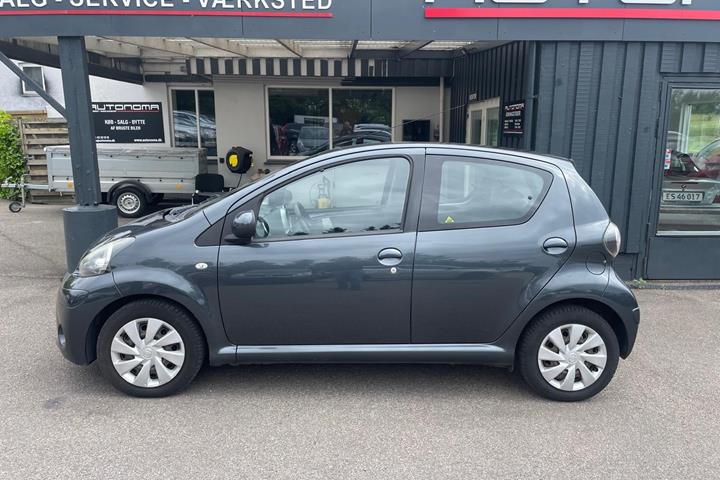 Grå Toyota Aygo fra 2012
