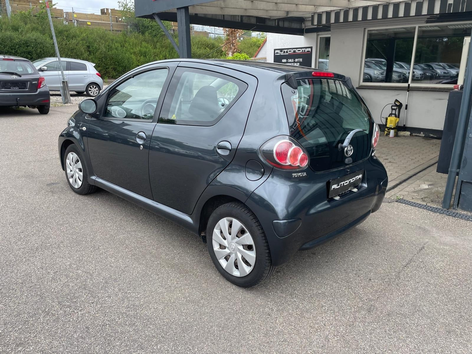 Grå Toyota Aygo fra 2012