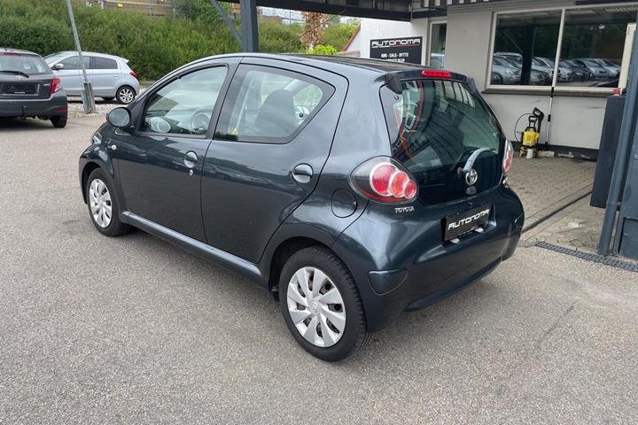 Grå Toyota Aygo fra 2012