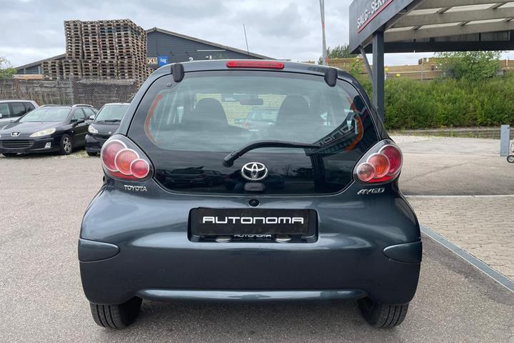 Grå Toyota Aygo fra 2012