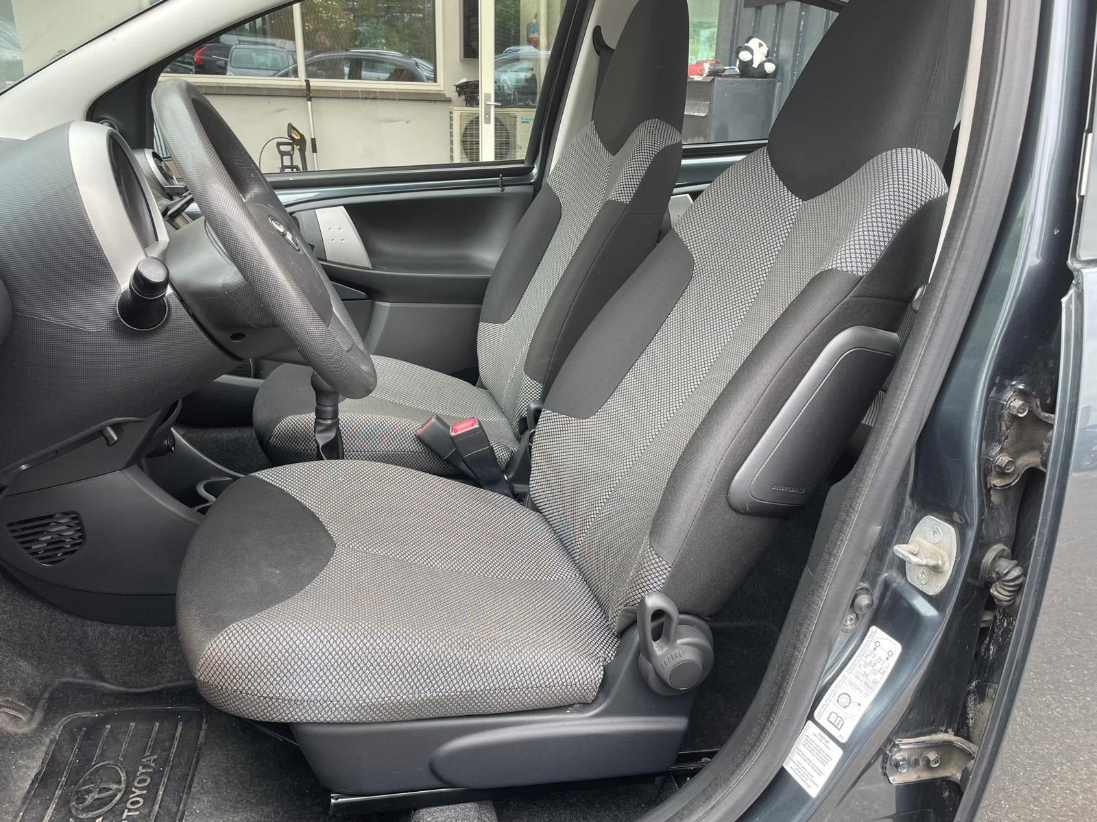 Grå Toyota Aygo fra 2012