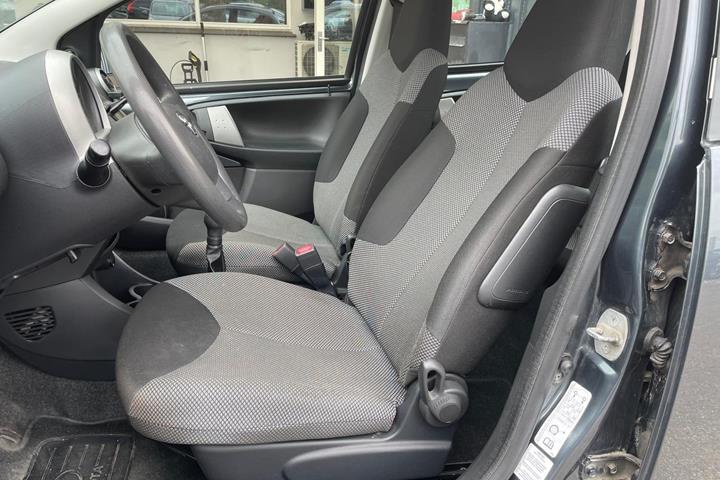 Grå Toyota Aygo fra 2012