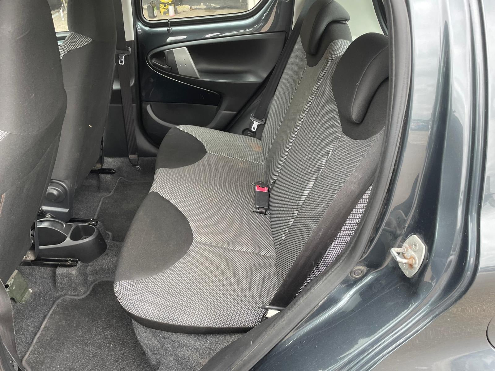 Grå Toyota Aygo fra 2012