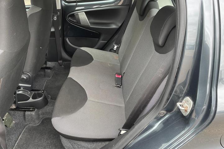 Grå Toyota Aygo fra 2012