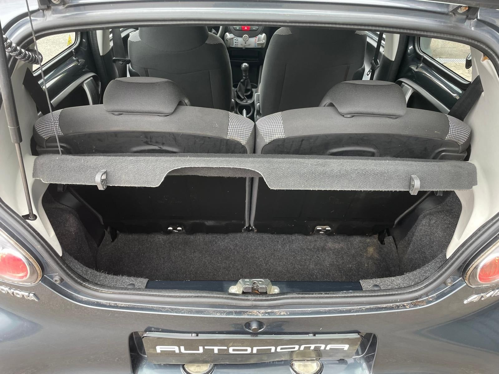 Grå Toyota Aygo fra 2012