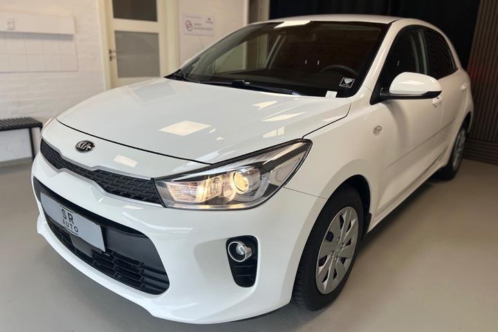 Hvid Kia Rio fra 2017 set udefra