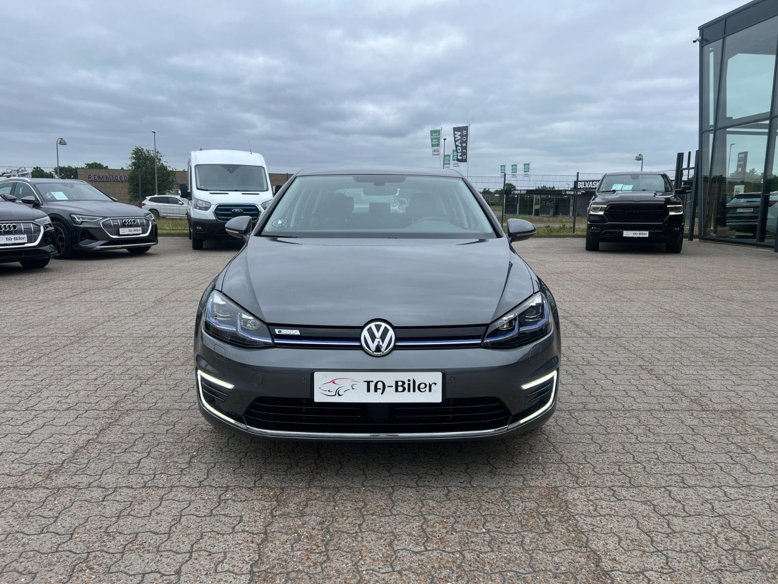 Grå VW e-Golf VII fra 2020 set udefra