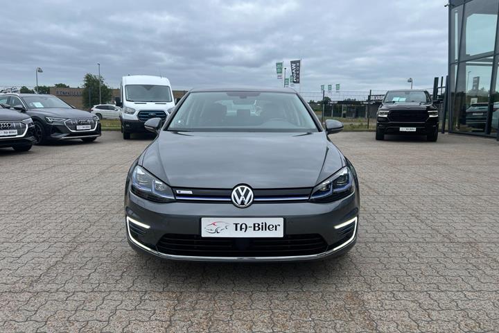 Grå VW e-Golf VII fra 2020 set udefra