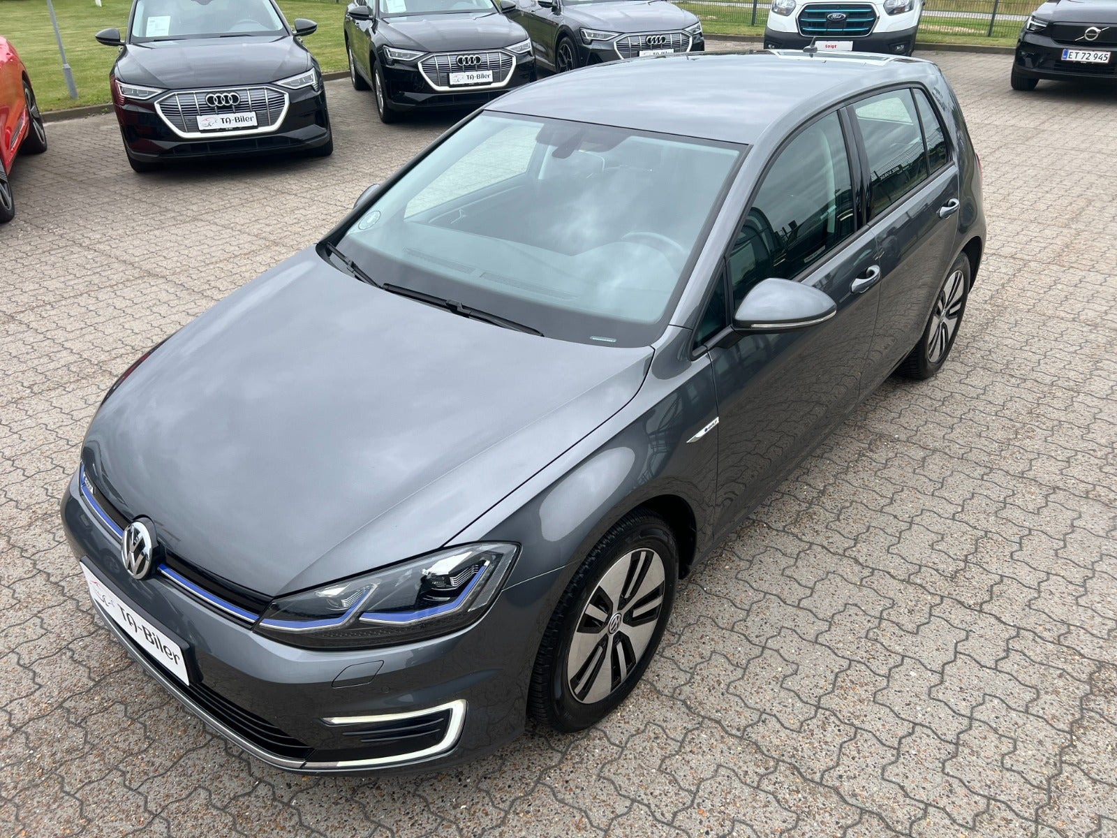 Grå VW e-Golf VII fra 2020 set udefra